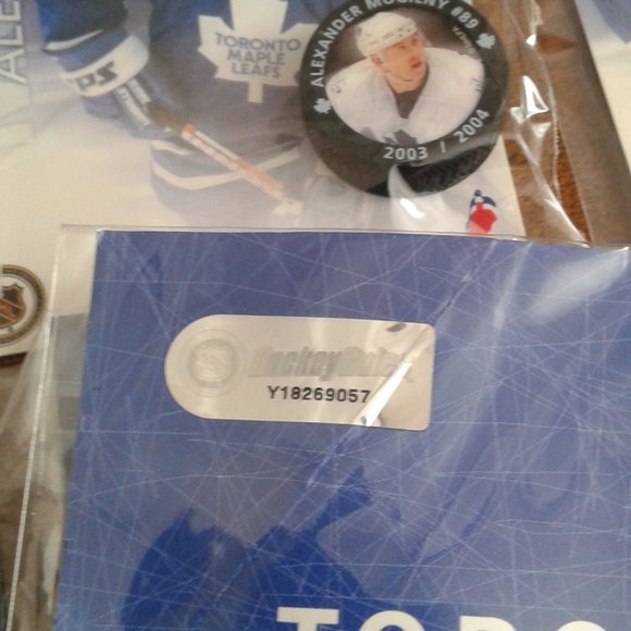 Toronto Maple Leafs Collectible Mini Pucks - Picture 3 of 12